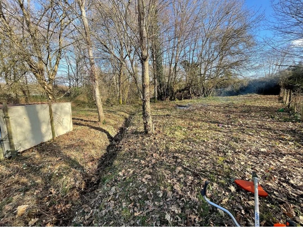 Parcelle nettoyée, dégagée et prête pour de nouveaux aménagements après travaux.