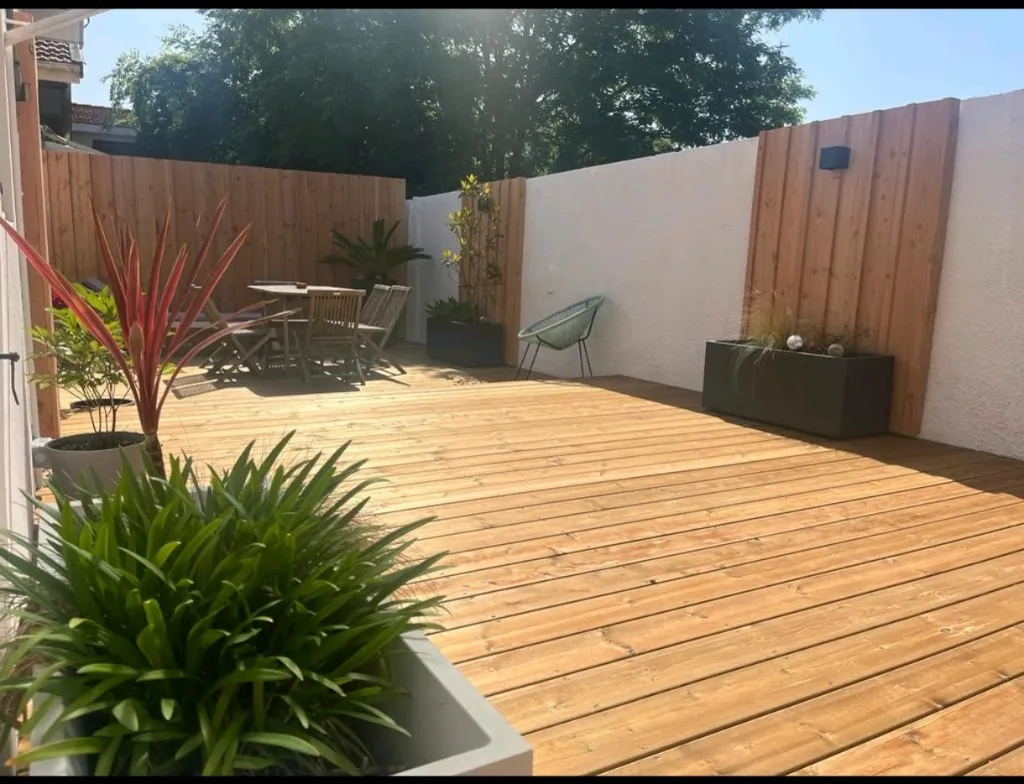 Terrasse en bois terminée avec plantes et mobilier