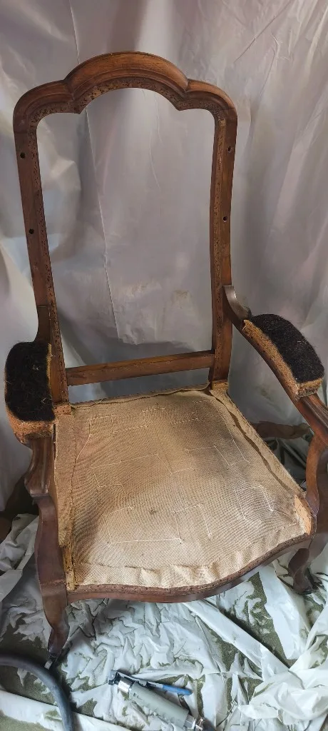 Fauteuil bergère vernis foncé avant aérogommage