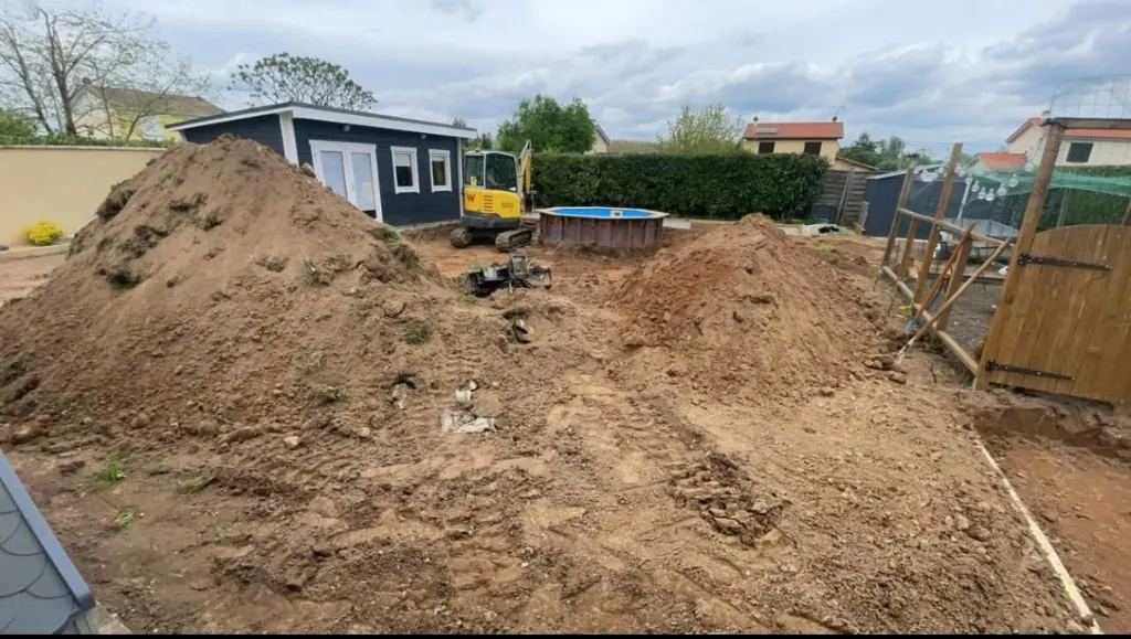 Terrain en terre avant aménagement du jardin et de la piscine