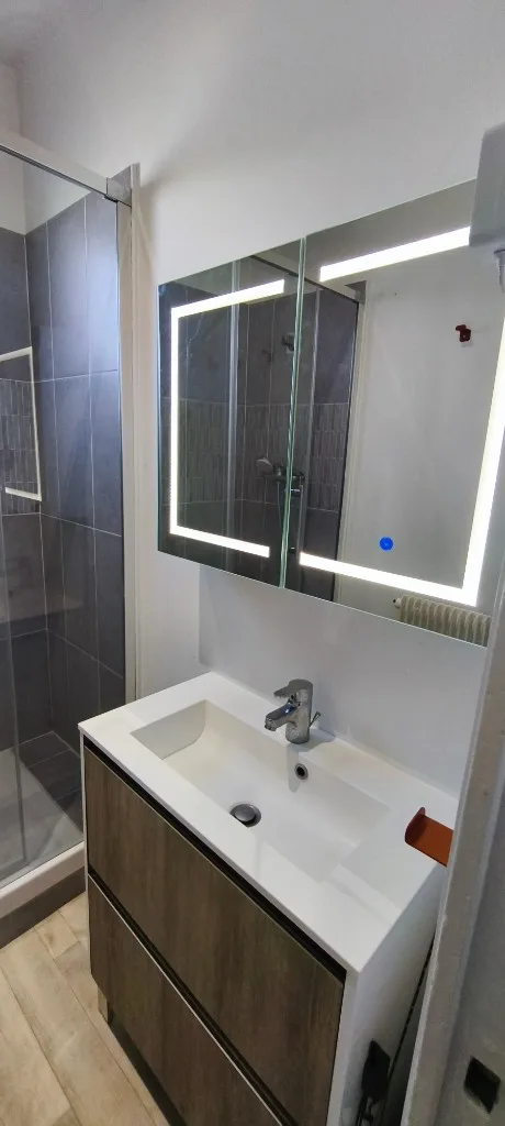 Meuble vasque et miroir LED après rénovation salle de bain Gironde