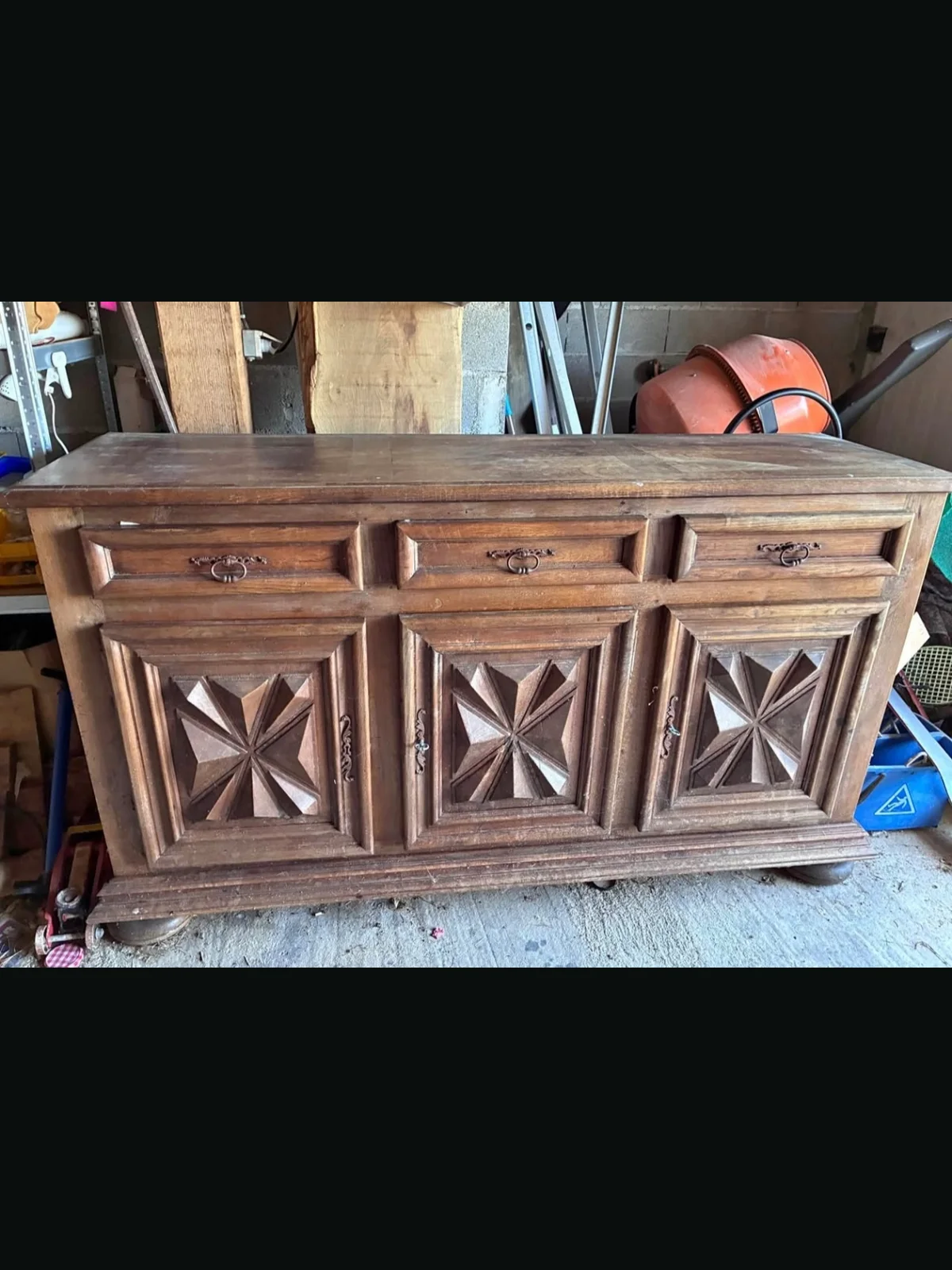 Buffet bois foncé à portes étoile avant aérogommage