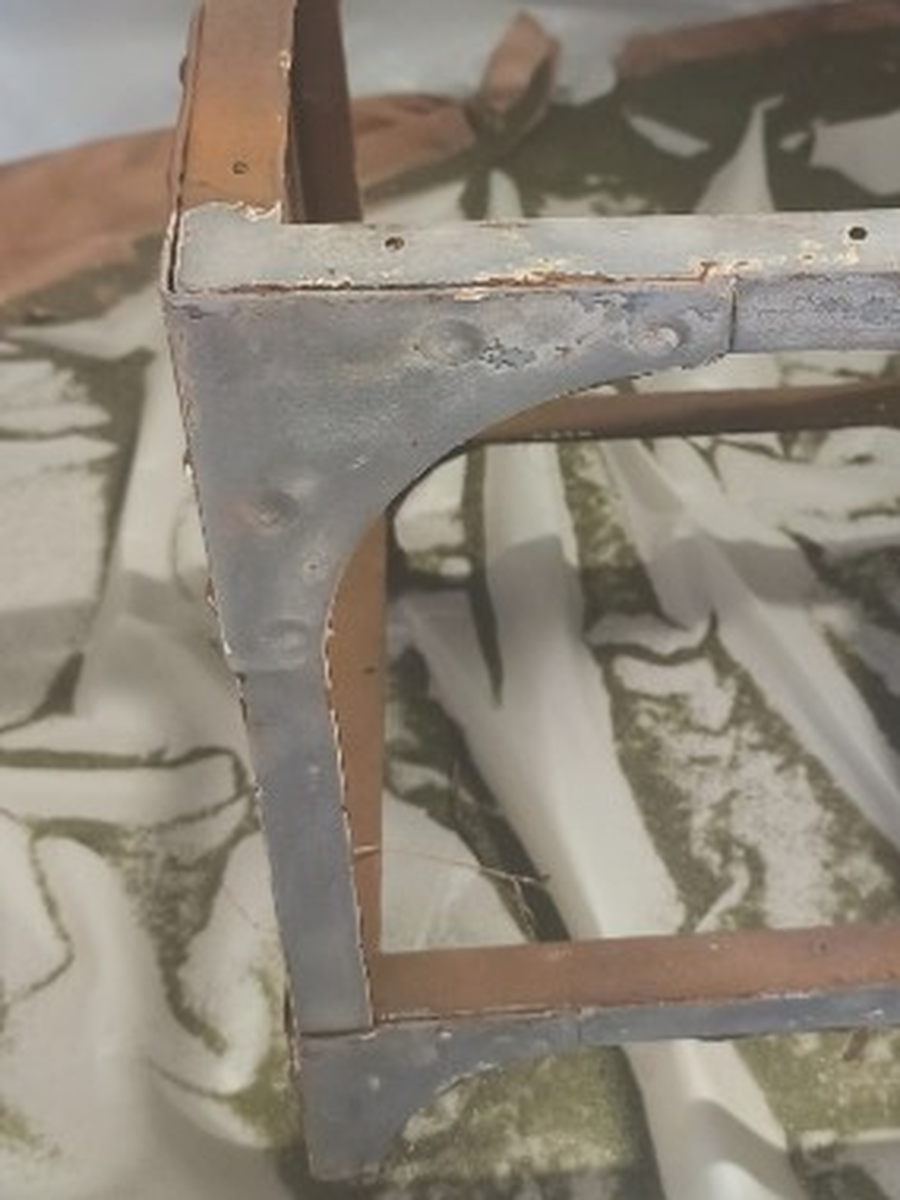 Socle métal après sablage — métal nu remis à blanc
