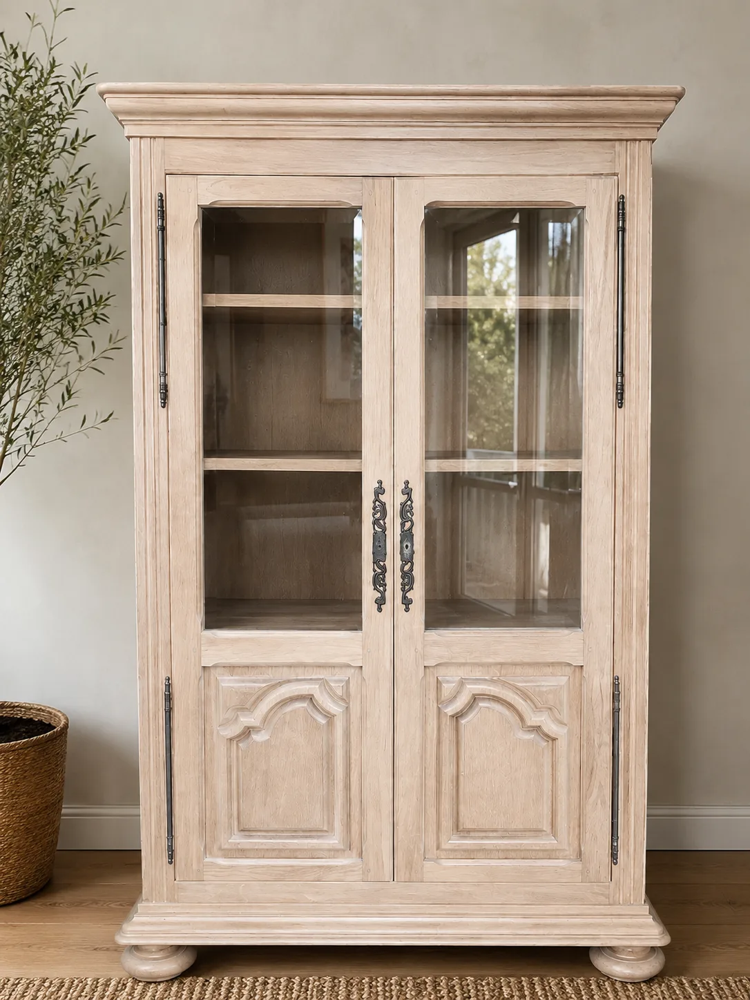 Vitrine bois clair après aérogommage — Gironde